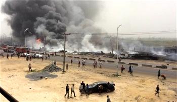 Cars burnt as pipeline fire bars traffic on Effurun/Sapele express