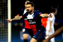 Chelsea battle Barcelona for Lavezzi