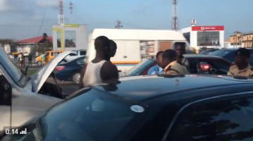 Video: LASTMA official slaps commuter, threatens to use charm on him