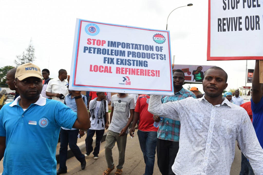 Crackdown of union members: Oil workers threaten nationwide strike