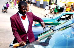 Meet man in suit spotted as a windscreen cleaner in Ogun state