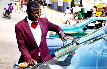 Meet man in suit spotted as a windscreen cleaner in Ogun state