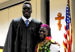 US students sponsor Nigerain classmate mum’s visit for graduation
