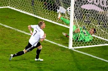 Schweinsteiger seals German win over Ukraine