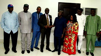 Inducements: Oshiomhole dares aspirants to cast the first stone