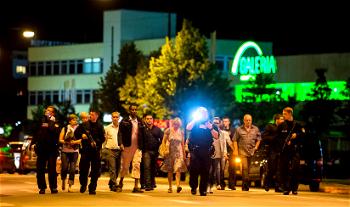 Hunt for gunmen after Munich shooting spree kills eight