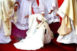 Video: Pope Francis falls in Poland