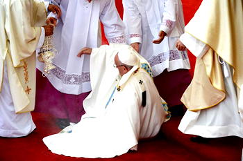 Video: Pope Francis falls in Poland