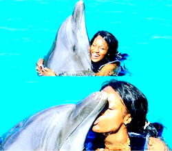 Photos: Seyi Shay in swimming contest with Dolphins In Jamaica
