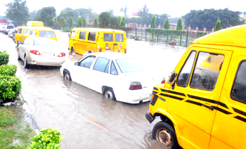 Police block Ahmadu Bello Way, Victoria Island, due to flooding
