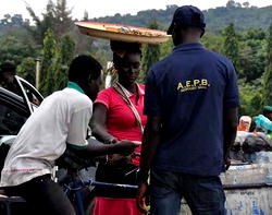 Photos: Abuja AEPB officer collecting bribe at Villa Gate