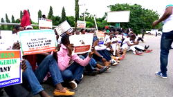Photos: 2000 dismissed Immigration recruits protest in Aso Villa