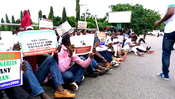 Photos: 2000 dismissed Immigration recruits protest in Aso Villa