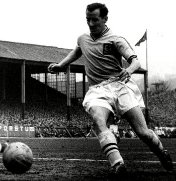 Former England striker Sewell dies aged 89