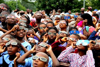Nigerians troop out en masse for eclipse