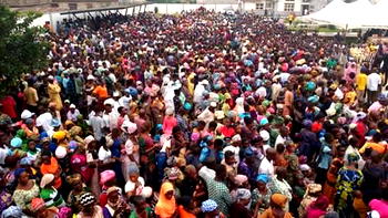 Photos: Thousands troop to Kashamu’s home for Sallah largesse