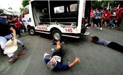 Police van runs down protesters in Philippines