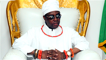 Coronation Ritual: Benin Crown Prince Eheneden wrestles with Chief Priest he’ll never meet again