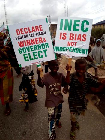 (Photos)Edo election: Ize-Iyamu’s supporters hit the streets on Independence day