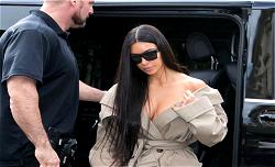 Kardashian flees to NY after $10 mln Paris robbery