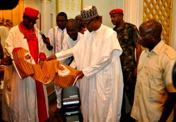 Photos: Buhari in Edo, visits Oba of Benin’s palace