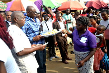 Photos: Fayose ‘returns’ birthday gifts to Ado-Ekiti residents