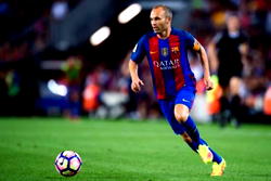 Iniesta keen to extend Barcelona contract