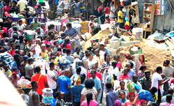Photos: Nigerians defy recession, storm market for christmas shopping