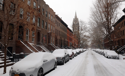 Snowfalls force U.S. residents indoors