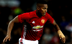 Free-scoring Valencia put pressure on Barca