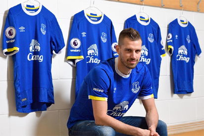 Schneiderlin completes £20mn Everton switch