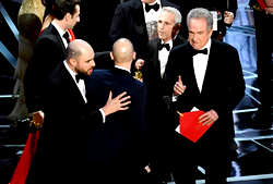 Oscars apologize as mix-up overshadows ‘Moonlight’ win