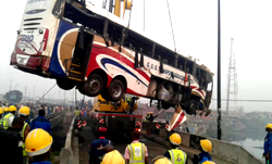 1 dies, 2 injured as vehicle falls into gully in Cross River