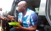 Photos: Fayose pays N20,000 for N100 rice