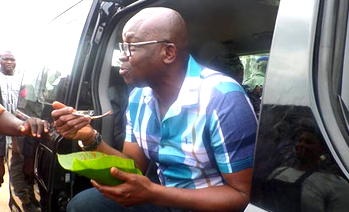 Photos: Fayose pays N20,000 for N100 rice