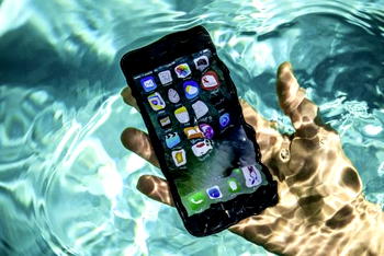 5 ways to save your phone when it falls in water