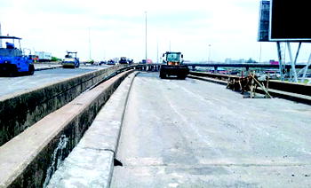 ALERT: FG shuts Alaka Bridge linking Eko Bridge in Lagos for emergency repairs