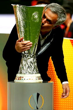 Photos: Mourinho kisses the trophy after the UEFA Europa League final