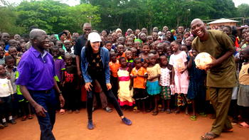 Oshiomhole donates cash, food items to IDPs in Edo