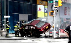 New York: car plunges into Times Square