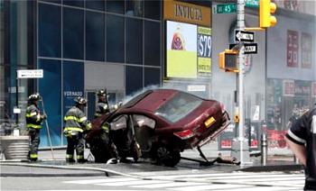New York: car plunges into Times Square