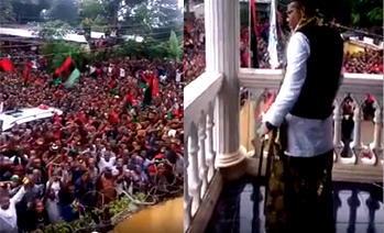 Video: Thousands of Biafrans gather at Nnamdi Kanu’s father’s palace for address