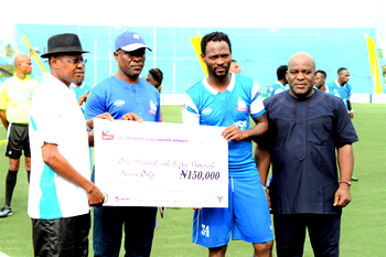 Saka dedicates VAT Wonder Goal Award to team mates