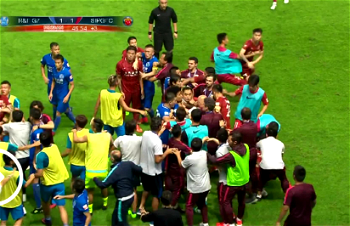 Video: Oscar sparks mass brawl in Chinese league