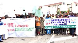 Photos: Lagos APC members in Mushin during a protest at Alausa