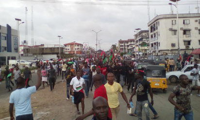 Photos: IPOB’s supporters in front of Imo Govt House