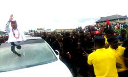 Video: The drama between Kanu, IPOB supporters and army in Ebonyi