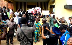 Pandemonium in Osun as OAU staff, students barricade Court, demand release of ex-VC