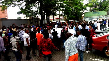 Photos: Magnus Abe supporters block APC convention c’ttee members  from leaving Novotel Hotel