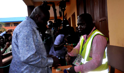 #LagosLGpolls: Ambode votes in Epe, urges residents to defy downpour